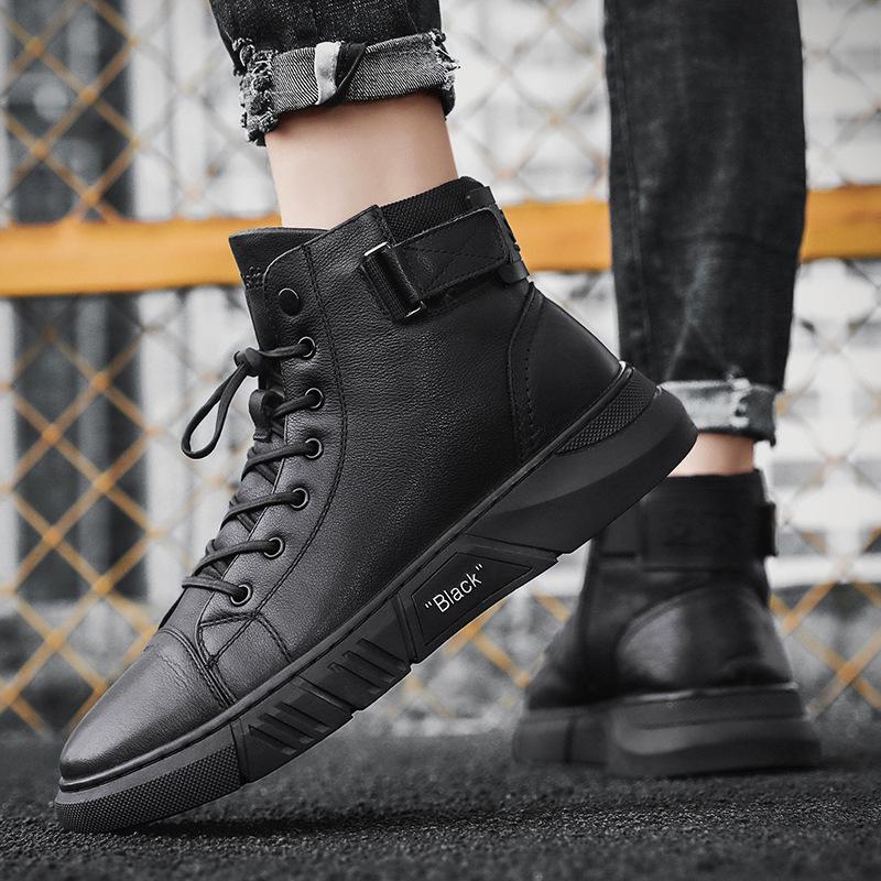 Robuste schwarze Herrenstiefel, orthopädisch und handgefertigt. Mit Gewölbestütze und rutschfester Sohle.