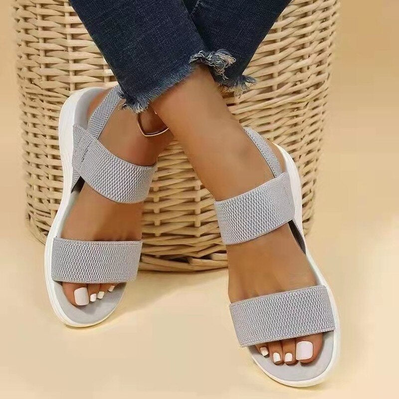Nahaufnahme der Damen Keilsandalen mit weichem Riemen und anatomischem Fußbett. Perfekte Sommerschuhe.