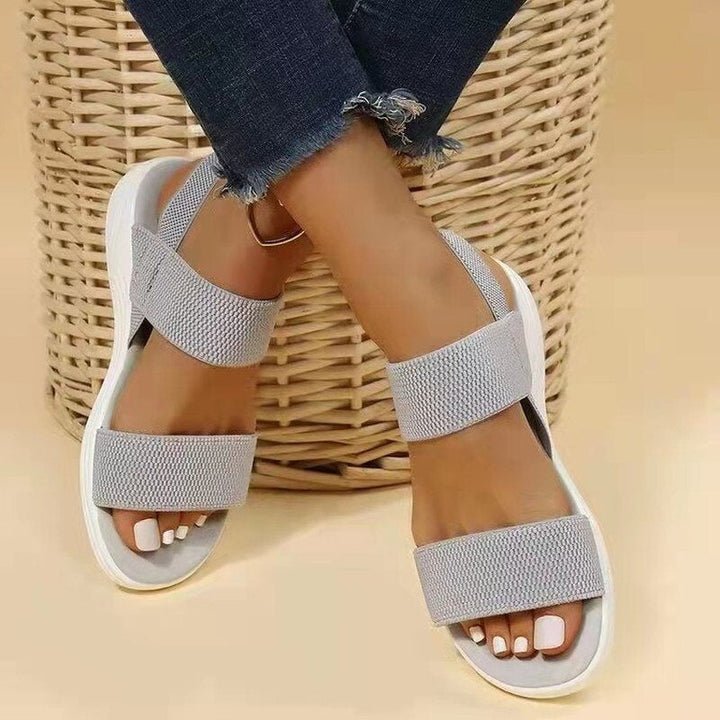 Nahaufnahme der Damen Keilsandalen mit weichem Riemen und anatomischem Fußbett. Perfekte Sommerschuhe.