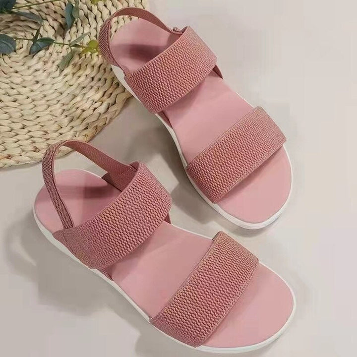 Frau trägt bequeme Damen Keilsandalen mit ergonomischem Fußbett. Perfekte Alltagssandalen und Sommerschuhe.