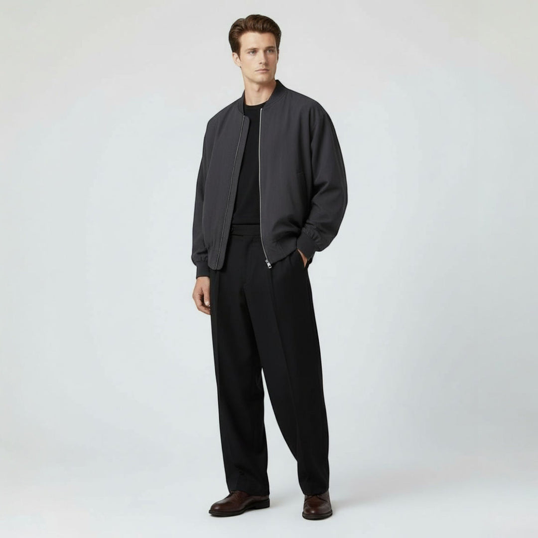Detailaufnahme der Herren Wide-Leg Hose, zeigt den modernen Schnitt und die hochwertige Textur.