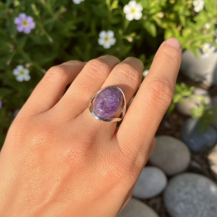 Ovaler Amethystring für Damen, ein eleganter Edelsteinring aus Silber mit beruhigendem Amethyst.