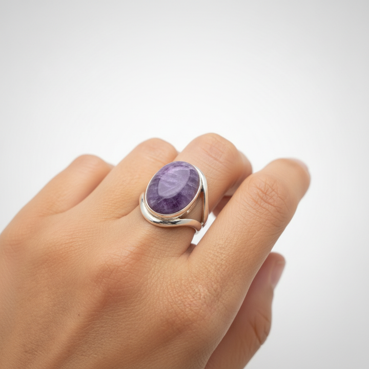 Damen Silberring mit ovalem Amethyst, ein spiritueller Heilstein und elegantes Geschenk.