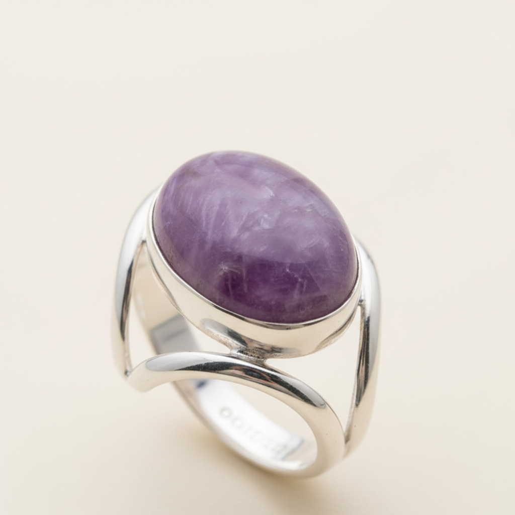 Eleganter Damen Amethystring aus 925er Silber mit großem ovalem Amethyst Edelstein.