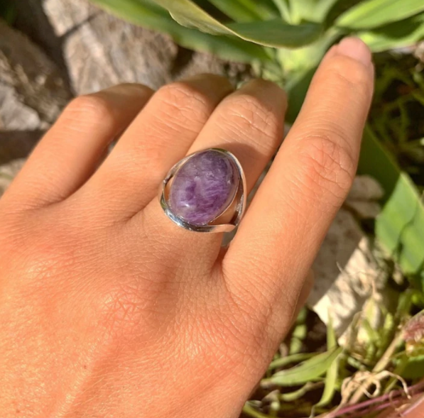 Spiritueller Damen Amethystring, ein ovaler Heilstein aus Silber für innere Ruhe und Eleganz.