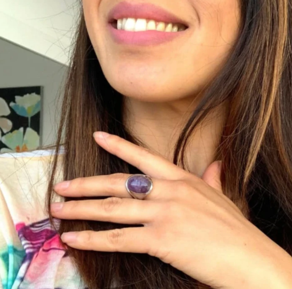 Zeitloser ovaler Amethystring für Damen, ein eleganter Silberring mit facettiertem Edelstein.