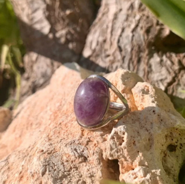Geschenkidee: Ovaler Amethystring für Damen, ein wunderschöner Silber-Edelsteinring und spiritueller Heilstein.