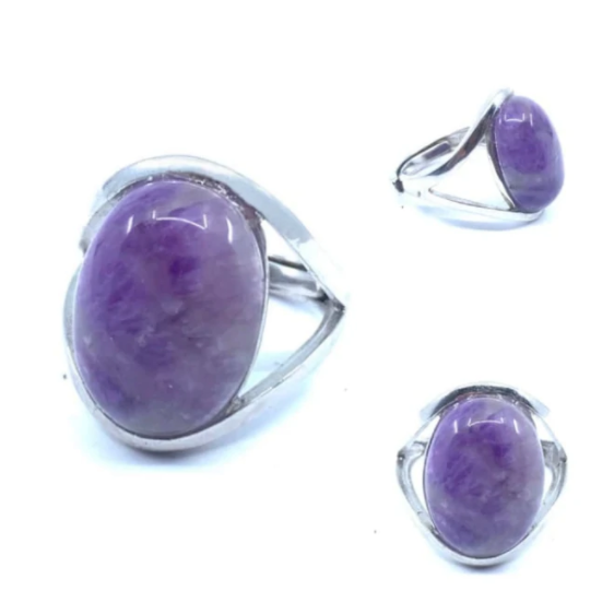 Modischer Damenring mit ovalem Amethyst, ein eleganter Silberring als stilvoller Schmuck.