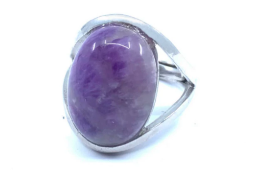 Hochwertiger ovaler Amethystring für Damen, ein eleganter Silberring und spiritueller Edelsteinring.