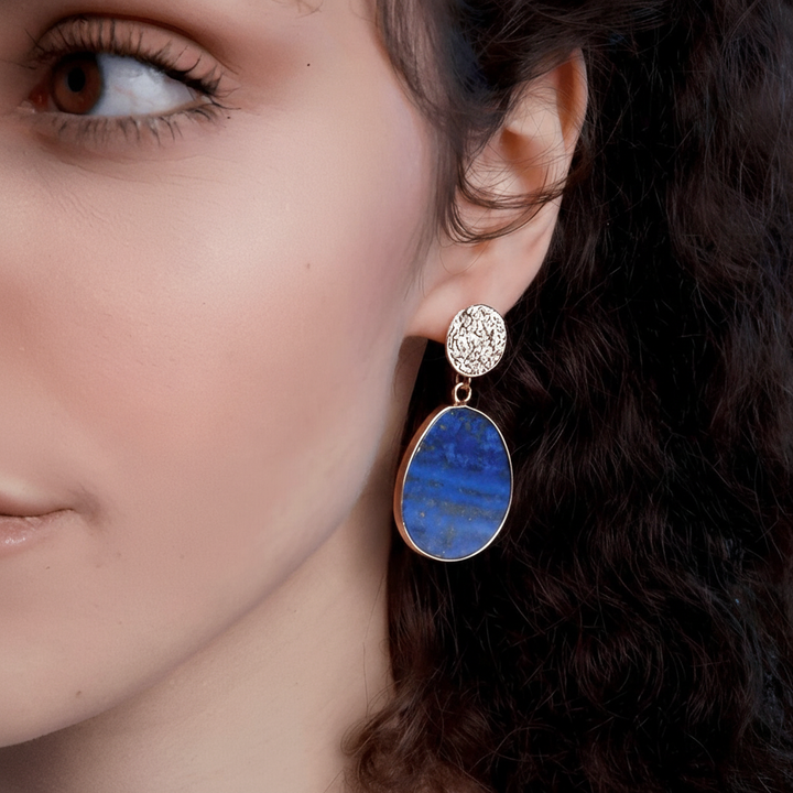 Elegante Damen Ohrringe, oval mit tiefblauem Lapislazuli Edelstein, handgefertigt für stilvollen Schmuck.