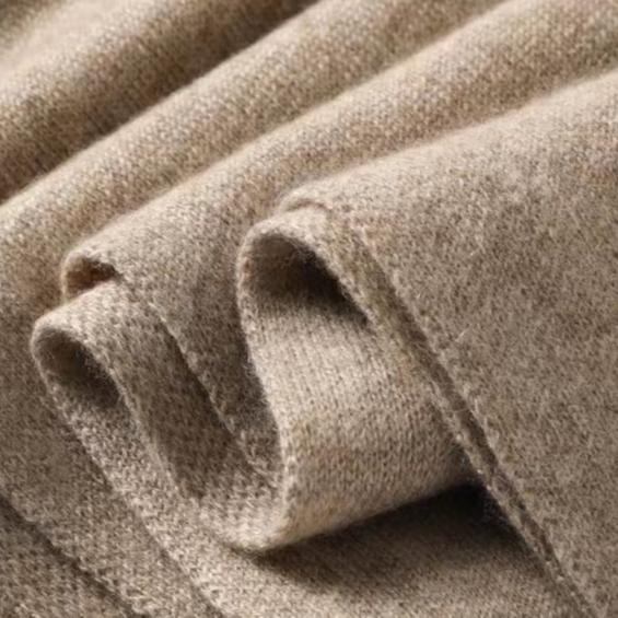 Kuscheliger Damenschal, elegant und warm, ideal für kalte Tage und als modisches Statement.