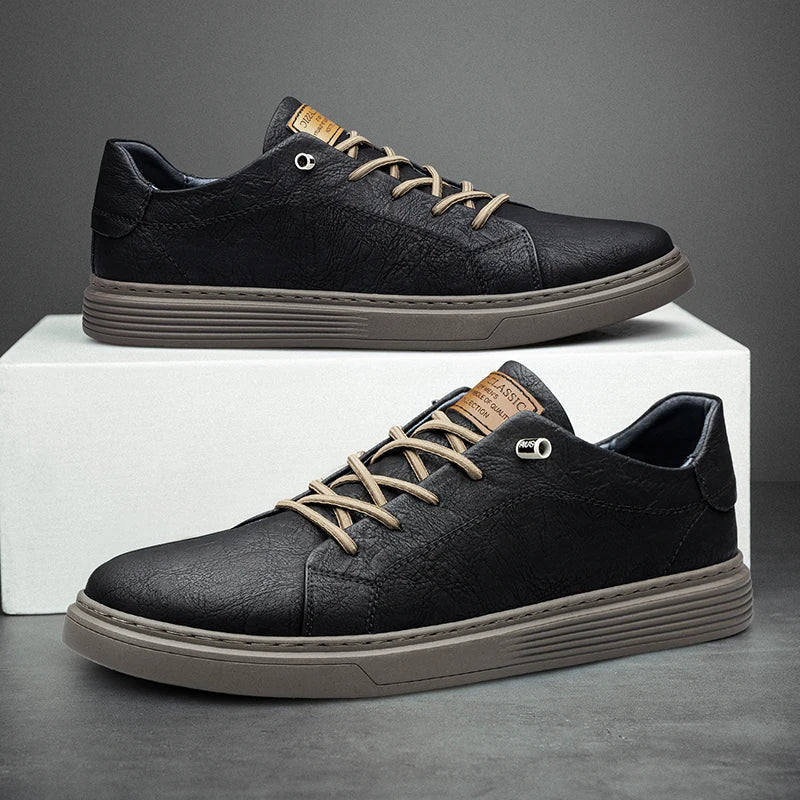 Nahaufnahme des eleganten Herren Oxford Sneakers in Braun, mit feiner Textur und bequemer Sohle.