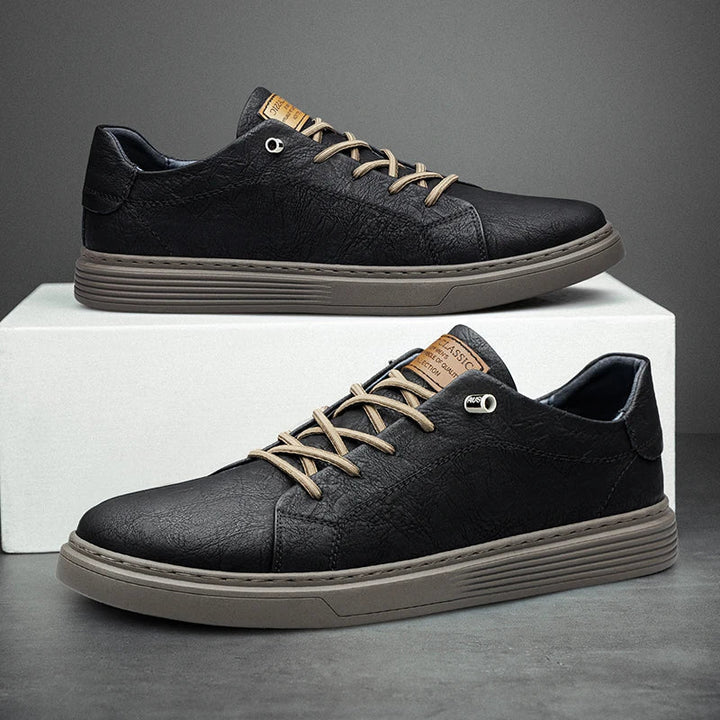 Nahaufnahme des eleganten Herren Oxford Sneakers in Braun, mit feiner Textur und bequemer Sohle.