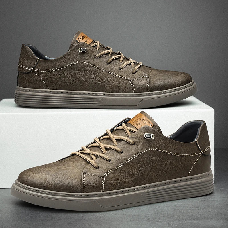 Stylischer Herren Oxford Sneaker in Weiß am Fuß, bietet Komfort und Eleganz für klassische Freizeit-Outfits.