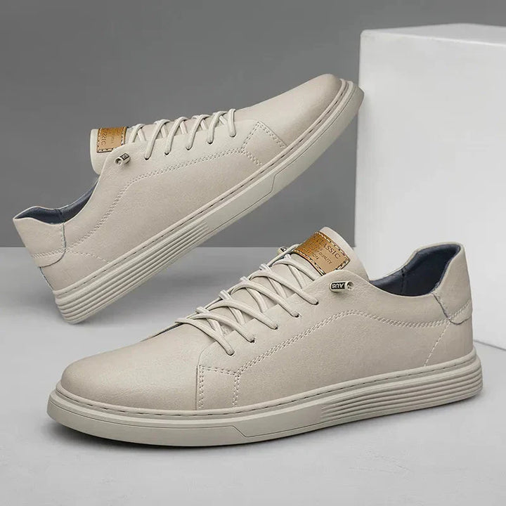 Klassischer Herren Oxford Sneaker in Schwarz von der Seite, verbindet elegantes Design mit bequemen Alltagsschuhen.