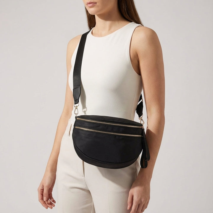 Moderne Strapsling Umhängetasche für Damen im Karomuster-Design aus robustem Oxford Stoff. Ideal als Reisebegleiter.
