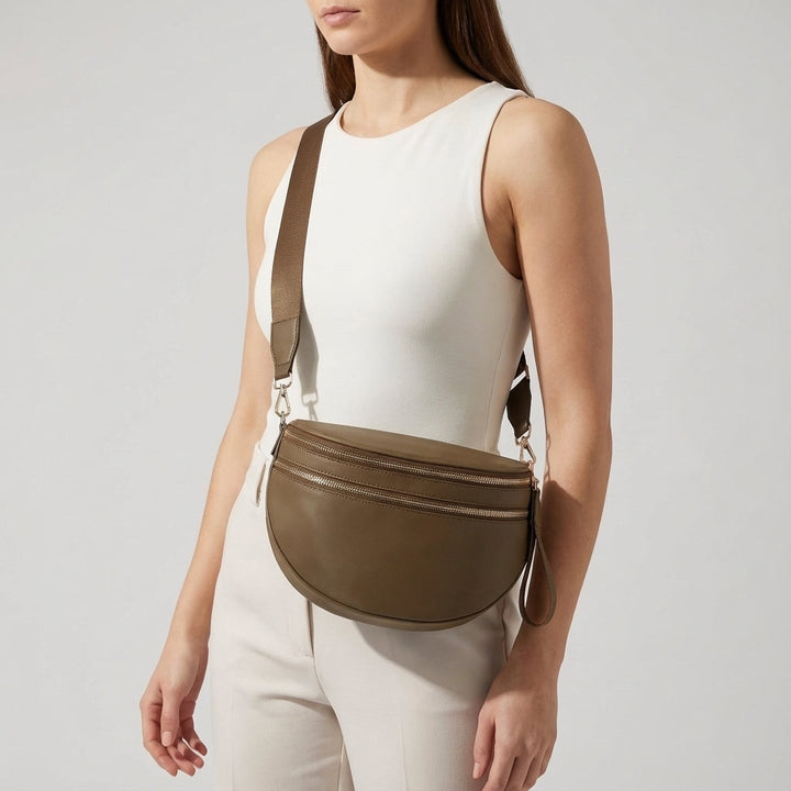 Stilvolle Damentasche mit Karomuster, geeignet als Umhängetasche oder Schultertasche für den täglichen Gebrauch.