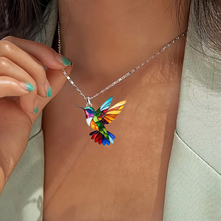 Damen Kolibri Halskette als Geschenkidee, eleganter Vogelschmuck, lebendiges Design, perfekter Frauenschmuck.