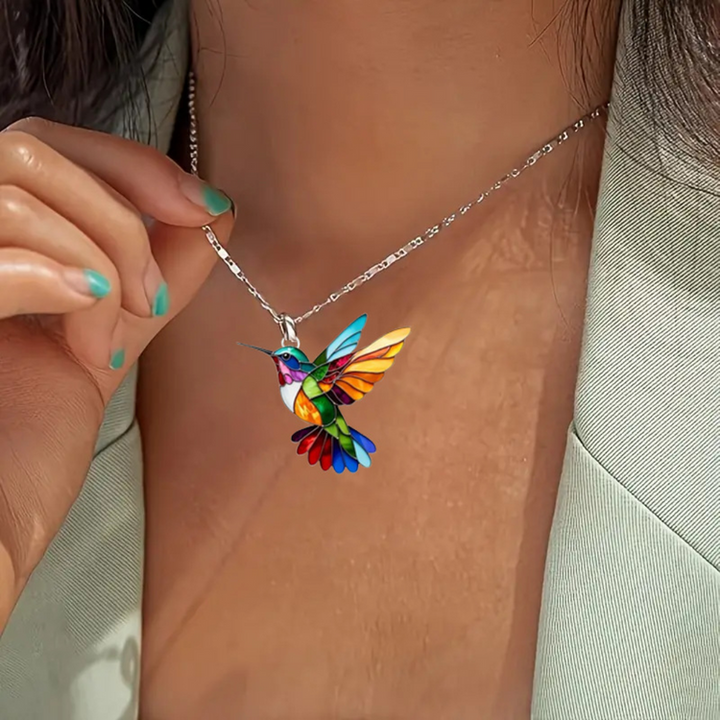 Damen Kolibri Halskette als Geschenkidee, eleganter Vogelschmuck, lebendiges Design, perfekter Frauenschmuck.