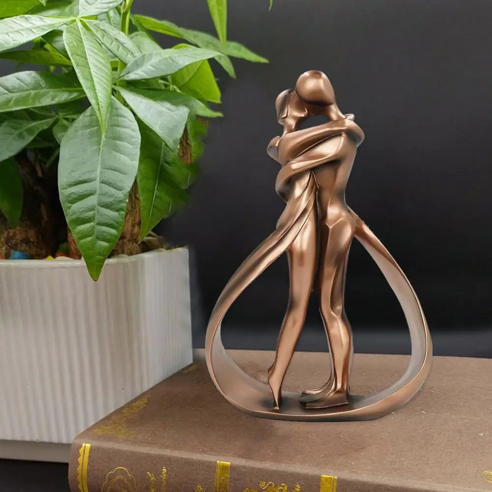 Skulptur Seraphina: Zeitlose Umarmung eines Paares. Romantische Harz Deko, perfektes Wohnaccessoire für Liebe.