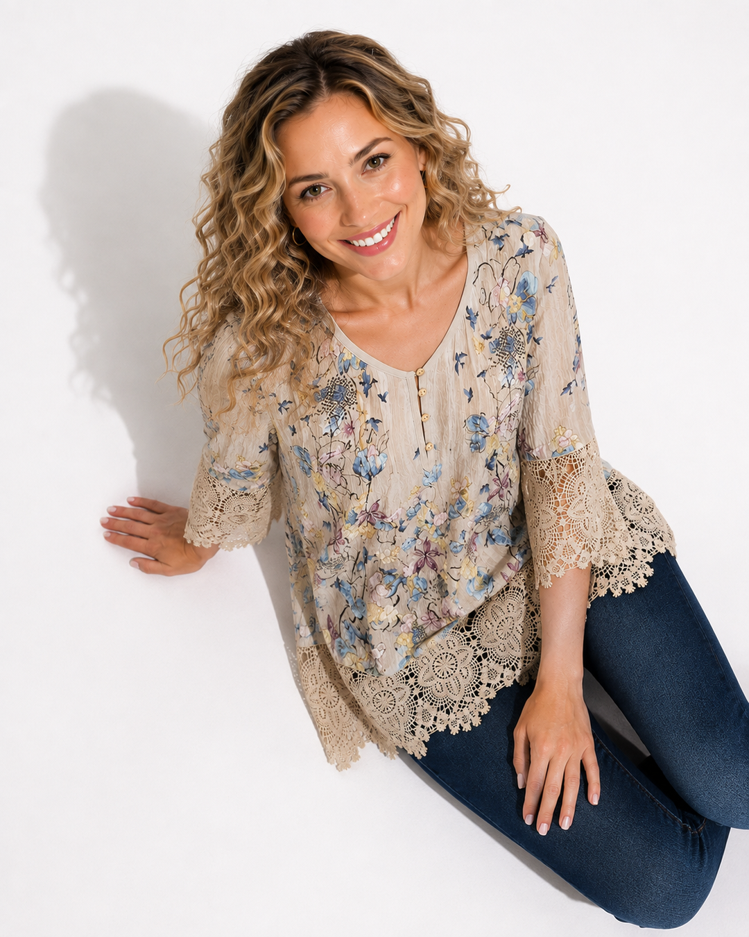 Elegantes Damen Langarmtop mit einzigartigem Pastell-Print. Vielseitiges V-Ausschnitt-Shirt für Damenmode.