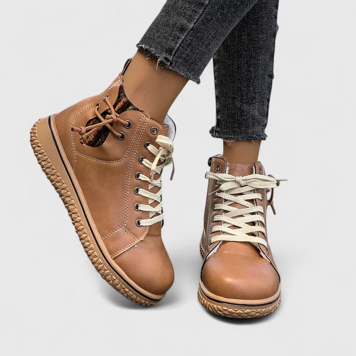 Alltagstaugliche Damen Schnürstiefeletten mit Blockabsatz. Bequeme Stiefel für lange Tage in der Stadt.