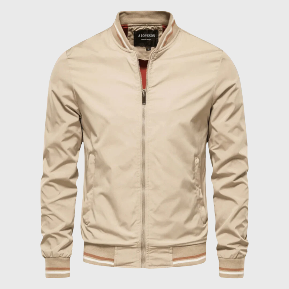 Modische Herren Bomberjacke mit gerippten Bündchen. Zeitlose Freizeitjacke für urbane Herrenmode.