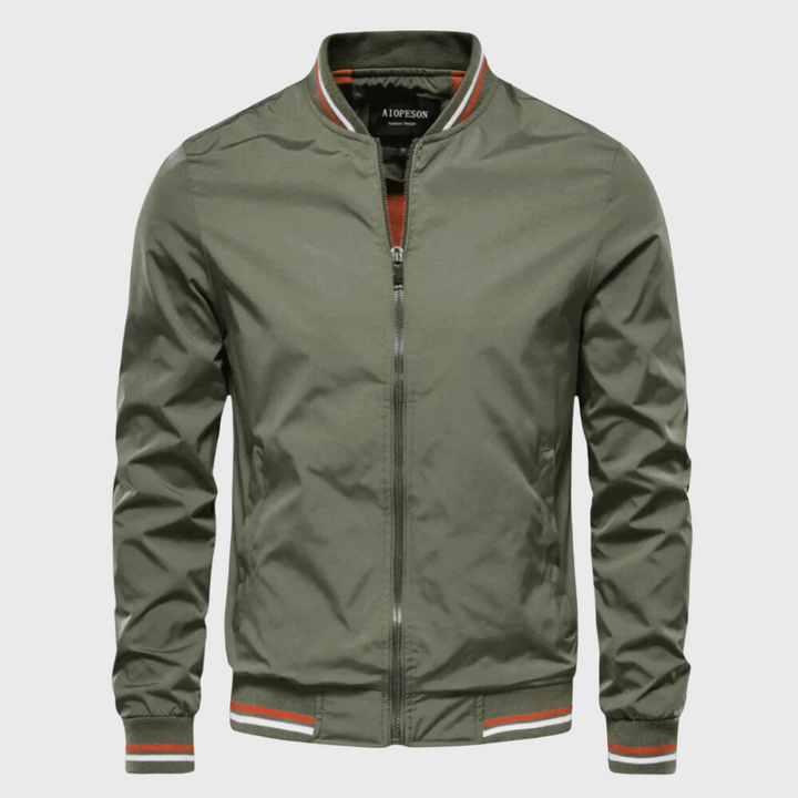 Ein Mann trägt eine lässige Herren Bomberjacke. Sportlicher Alltagsstil, perfekt für die Freizeit.