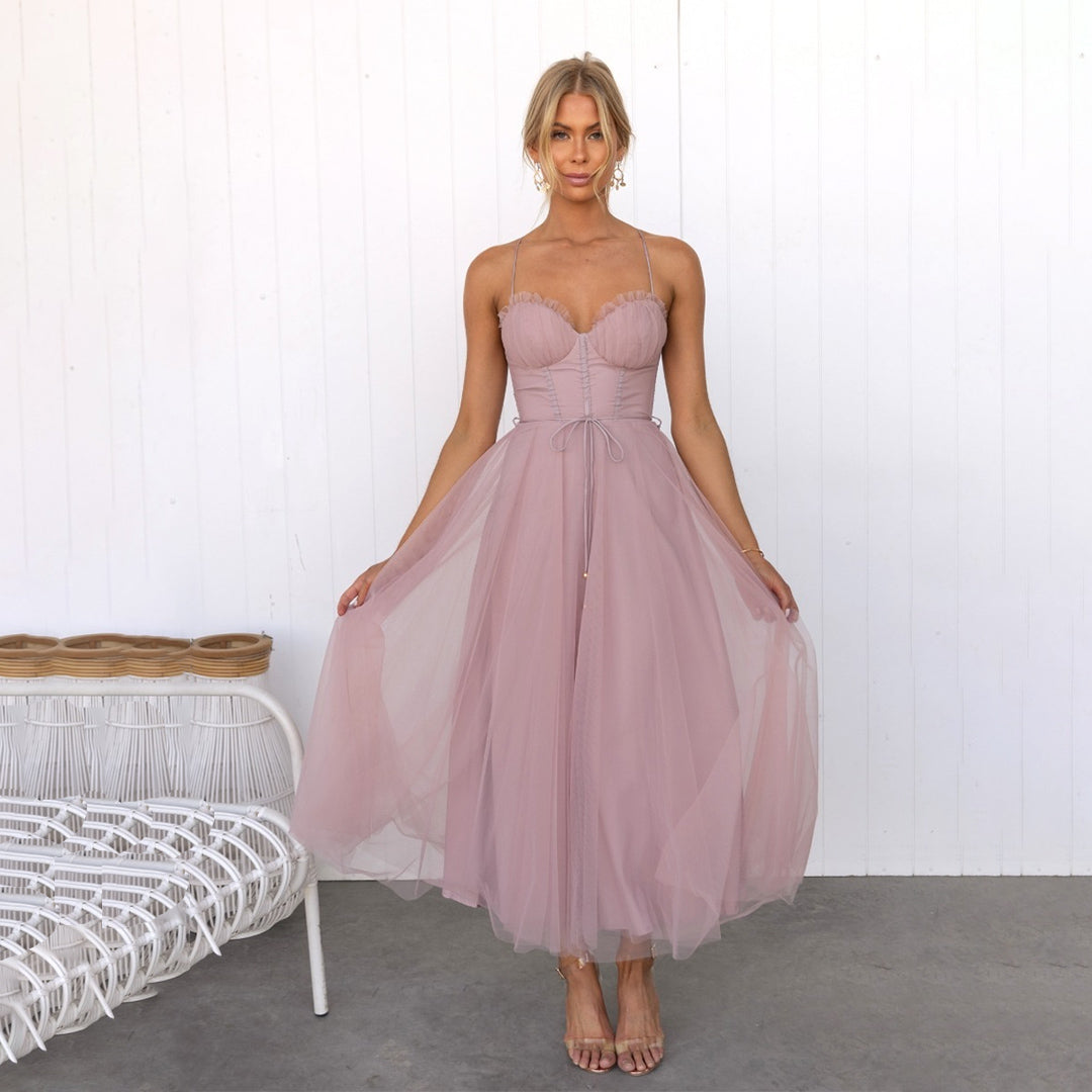 Braunes festliches A-Linien Midi-Kleid mit Spaghettiträgern für Damen. Stilvoll für Party, Abend oder Sommer.