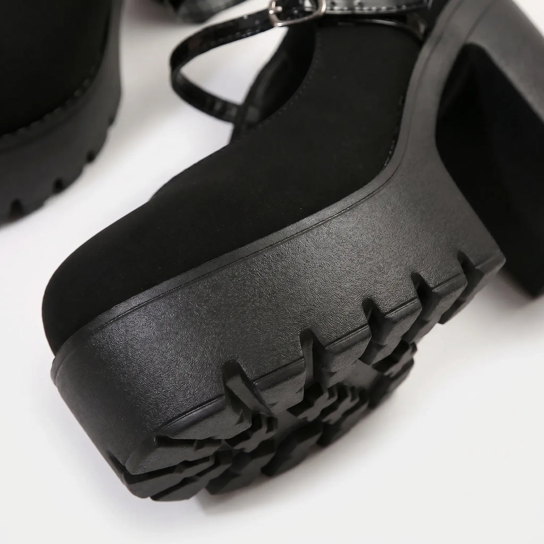 Schwarze Plateau Pumps für Frauen, mit komfortablem Blockabsatz, perfekt als elegante Partyschuhe.