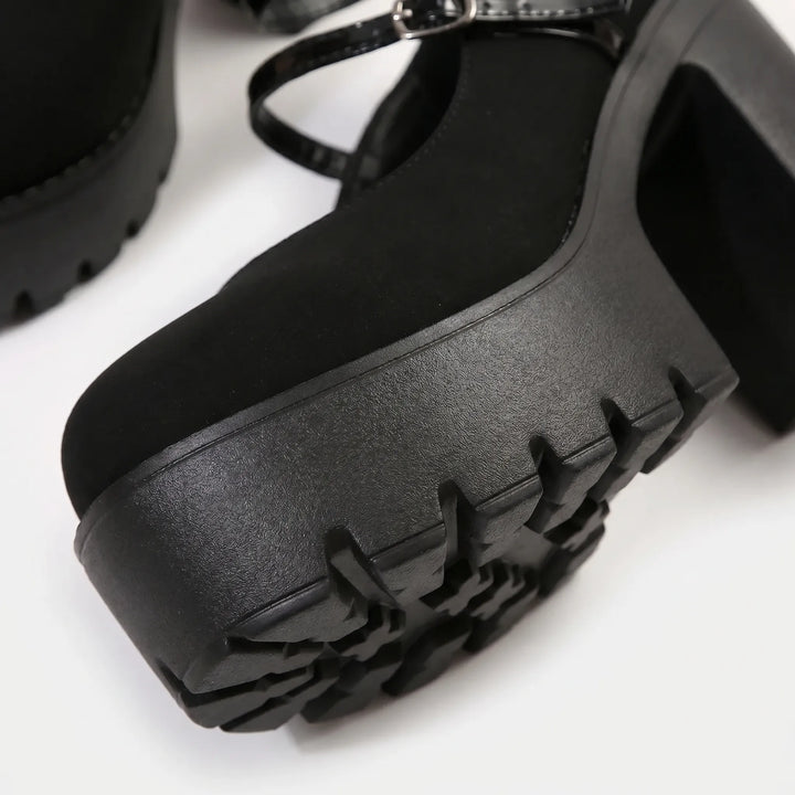 Schwarze Plateau Pumps für Frauen, mit komfortablem Blockabsatz, perfekt als elegante Partyschuhe.