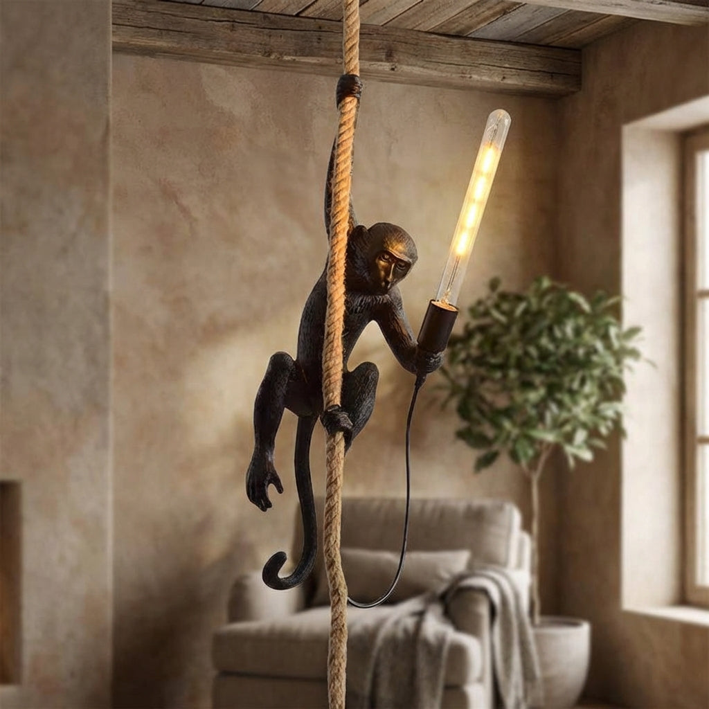 Verspielte Affen-Pendelleuchte aus Harz, ideal als moderne Hängelampe für Wohnzimmer & Esszimmer.