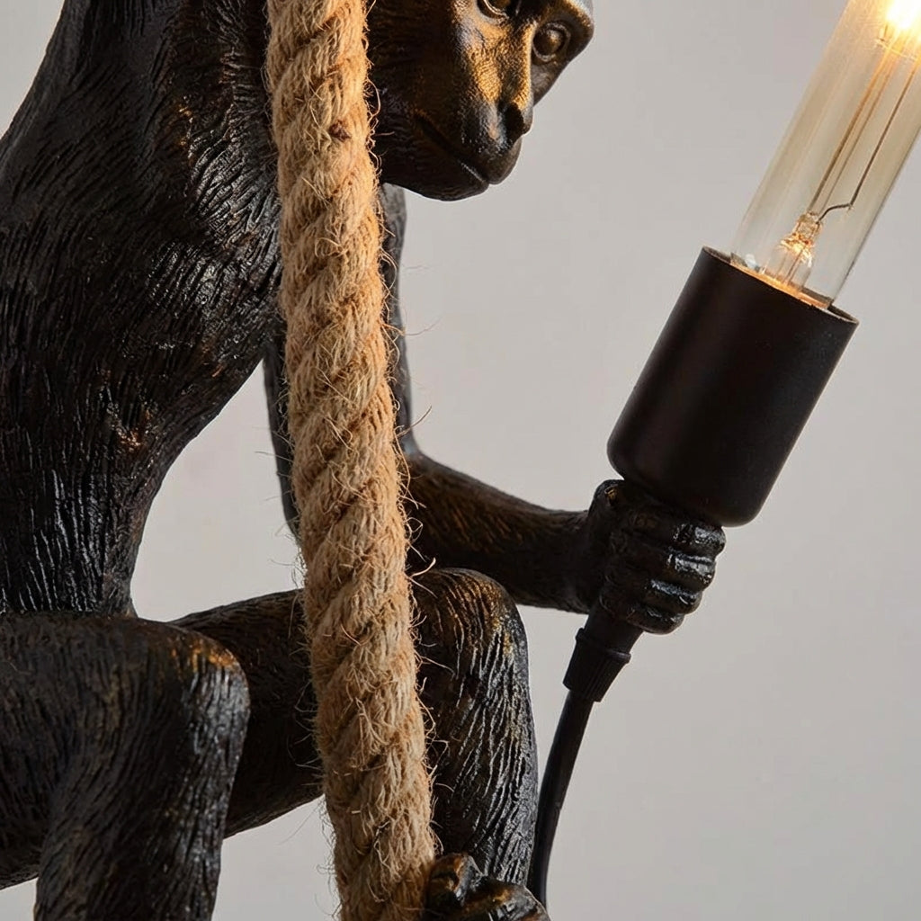 Verspielte Affenlampe als Hängelampe für Wohn- & Esszimmer. Einzigartige Deko-Leuchte aus Harz.