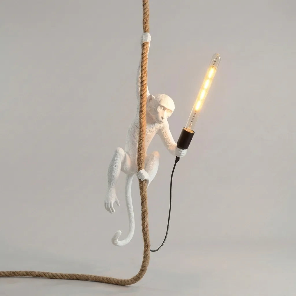 Kunstvolle Affen-Deckenlampe aus Harz. Skulpturale Designleuchte für moderne Innenbeleuchtung & Deko.