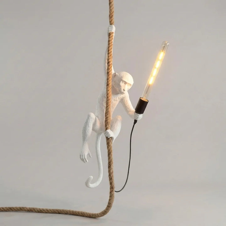 Kunstvolle Affen-Deckenlampe aus Harz. Skulpturale Designleuchte für moderne Innenbeleuchtung & Deko.