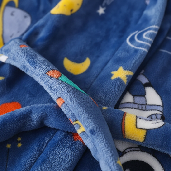 Weicher Kindermorgenmantel Plüsch CozyWrap, perfekt zum Einkuscheln nach dem Baden.