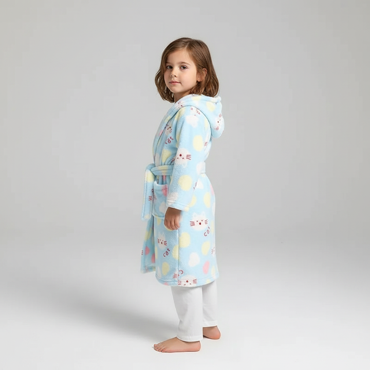 Komfortabler CozyWrap Bademantel aus Plüsch für Jungen, warm und gemütlich.