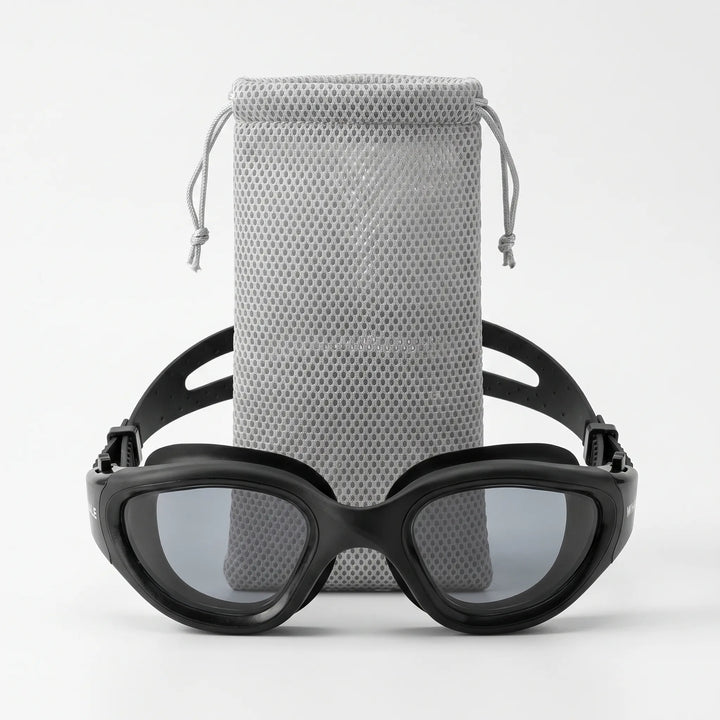 Klares Sichtfeld mit dieser polarisierten Schwimmbrille für Erwachsene, UV-Schutz und Anti-Beschlag.