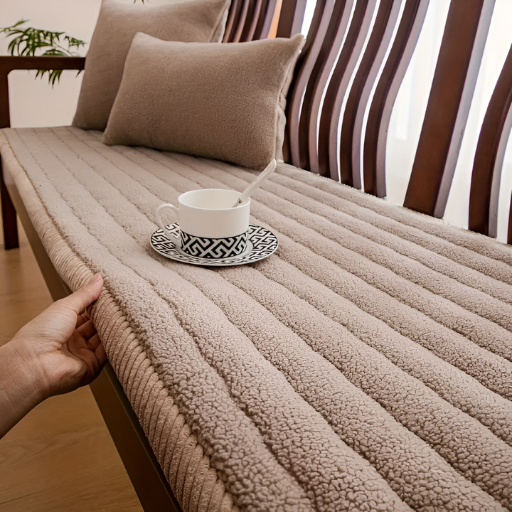 Weicher Plüsch-Sofaschutz für Wohnzimmer, haustierfreundlich und leicht zu reinigen.
