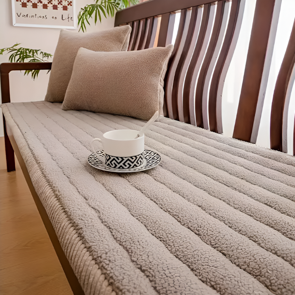 Modernes Plüsch Sofaüberwurf in Beige, bietet Komfort und schützt Ihre Möbel.
