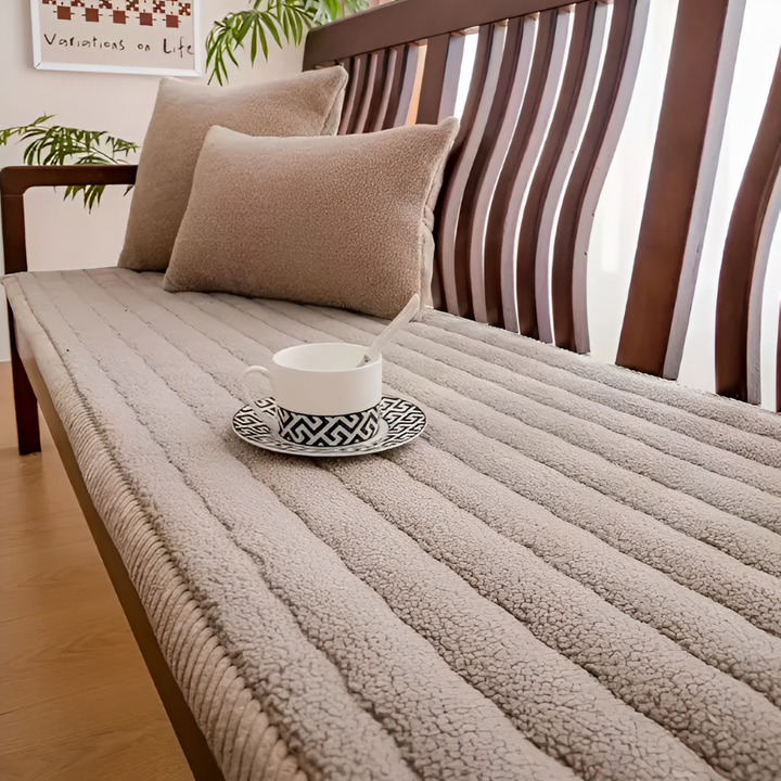 Modernes Plüsch Sofaüberwurf in Beige, bietet Komfort und schützt Ihre Möbel.