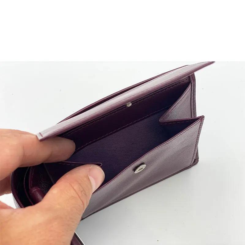 Elegante pflaumenfarbene Herren Leder Geldbörse mit RFID-Schutz; schlankes Design für den Alltag.