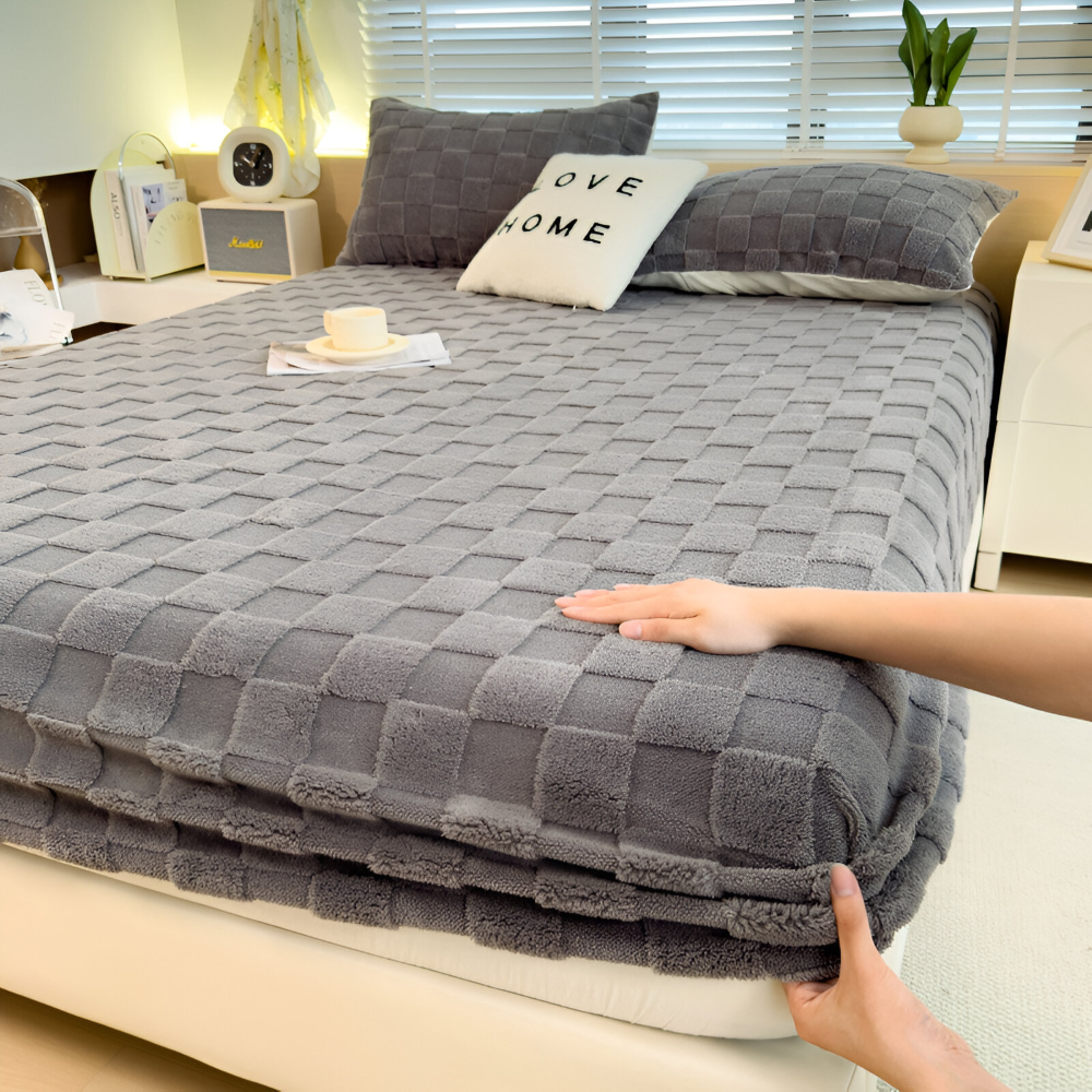 Premium Spannbettlaken in flauschiger Qualität, ideal für warme Winternächte im Schlafzimmer.
