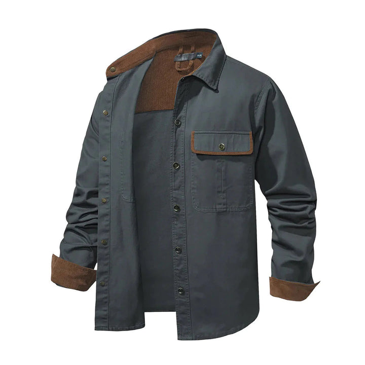 Khaki Herrenhemd, schlank geschnitten, ideal für einen modernen, bequemen und eleganten Look.