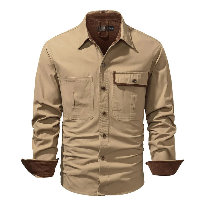 Elegantes schwarzes Business Casual Herrenhemd, minimalistisch und komfortabel.