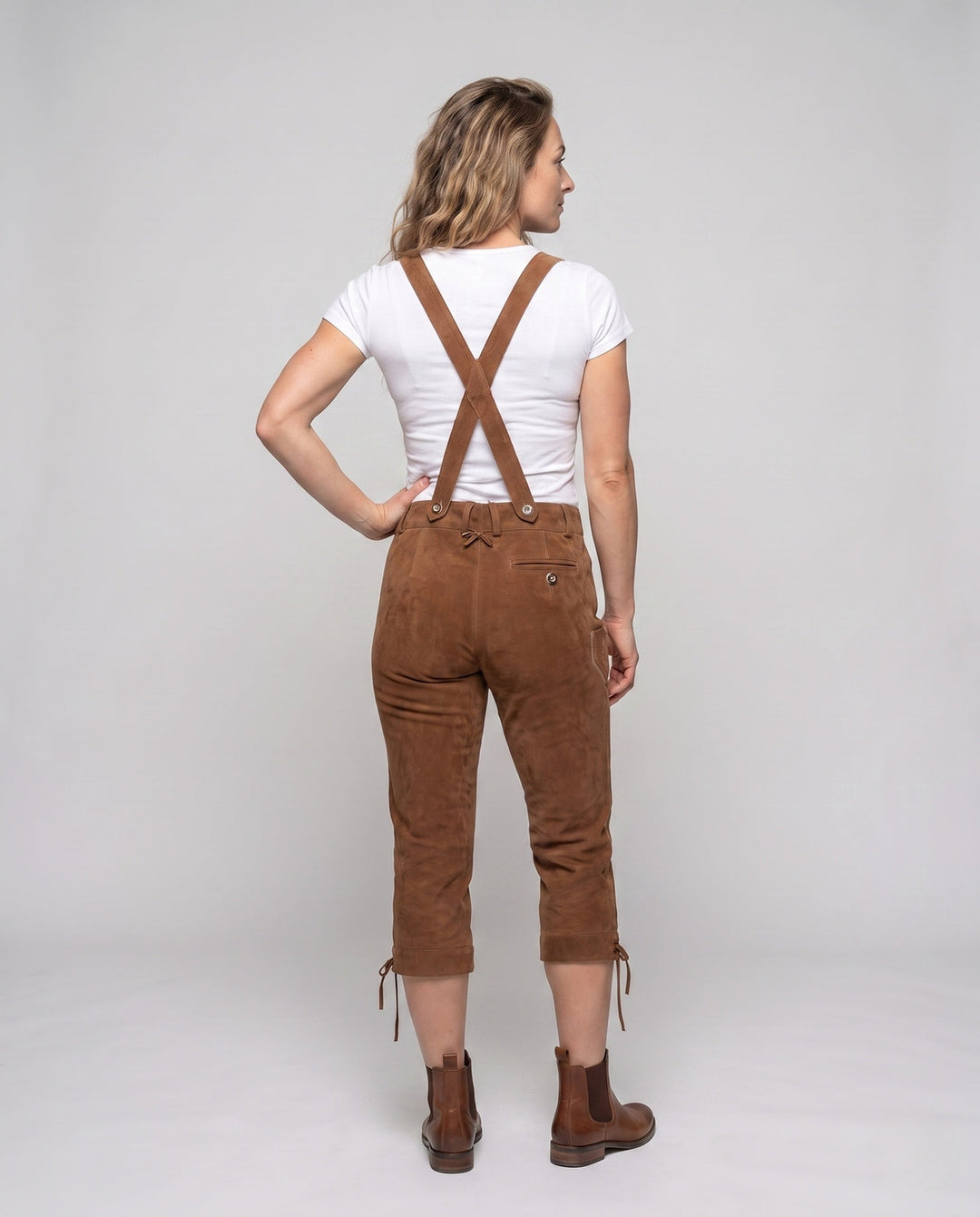 Moderne Damen Trachtenhose mit Stickereien für Oktoberfest, festlich und bequem, perfekt für jeden Anlass.