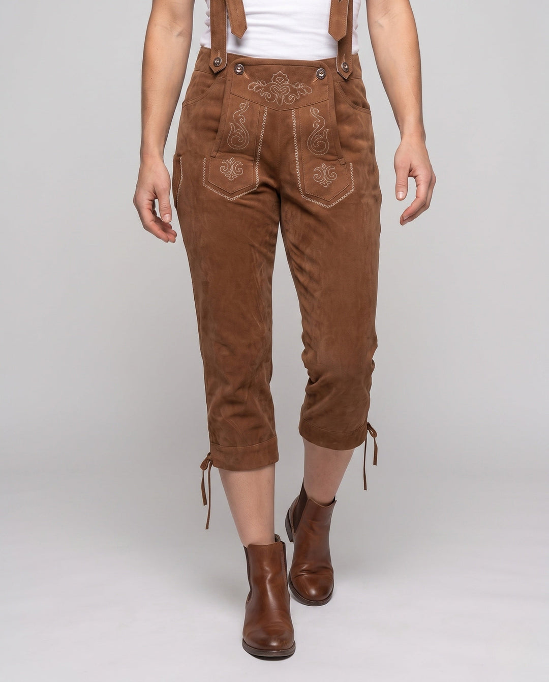 Festliche Damen Trachtenhose für Oktoberfest, kurze Hose mit eleganten Stickereien, traditionelle Trachtenmode.