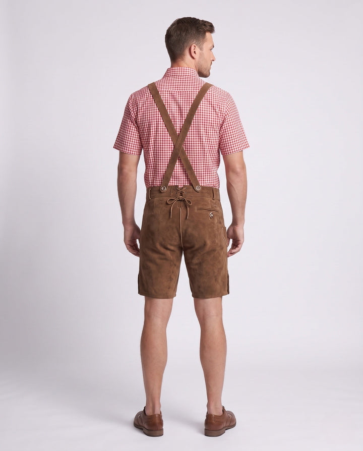 Detail der traditionellen Stickerei auf der rustikalen Herren Trachtenlederhose, festliche Männerkleidung.