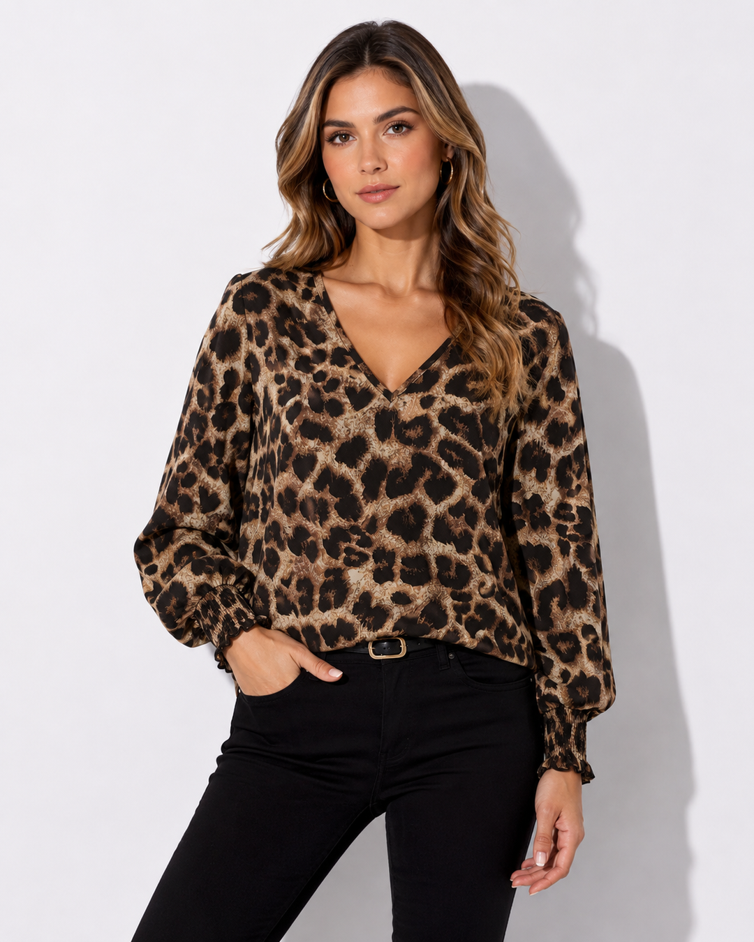 Elegante Damenbluse mit modischem Leopardenmuster, perfekt für Büro und Freizeit.
