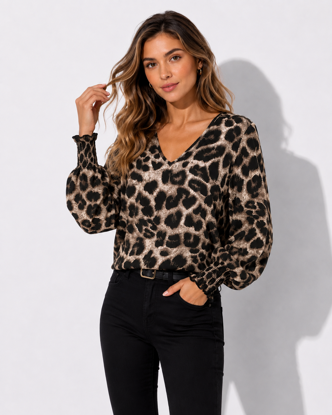 Elegante Damen-Langarmbluse mit V-Ausschnitt und raffiniertem Leopardenmuster; modisch & vielseitig.